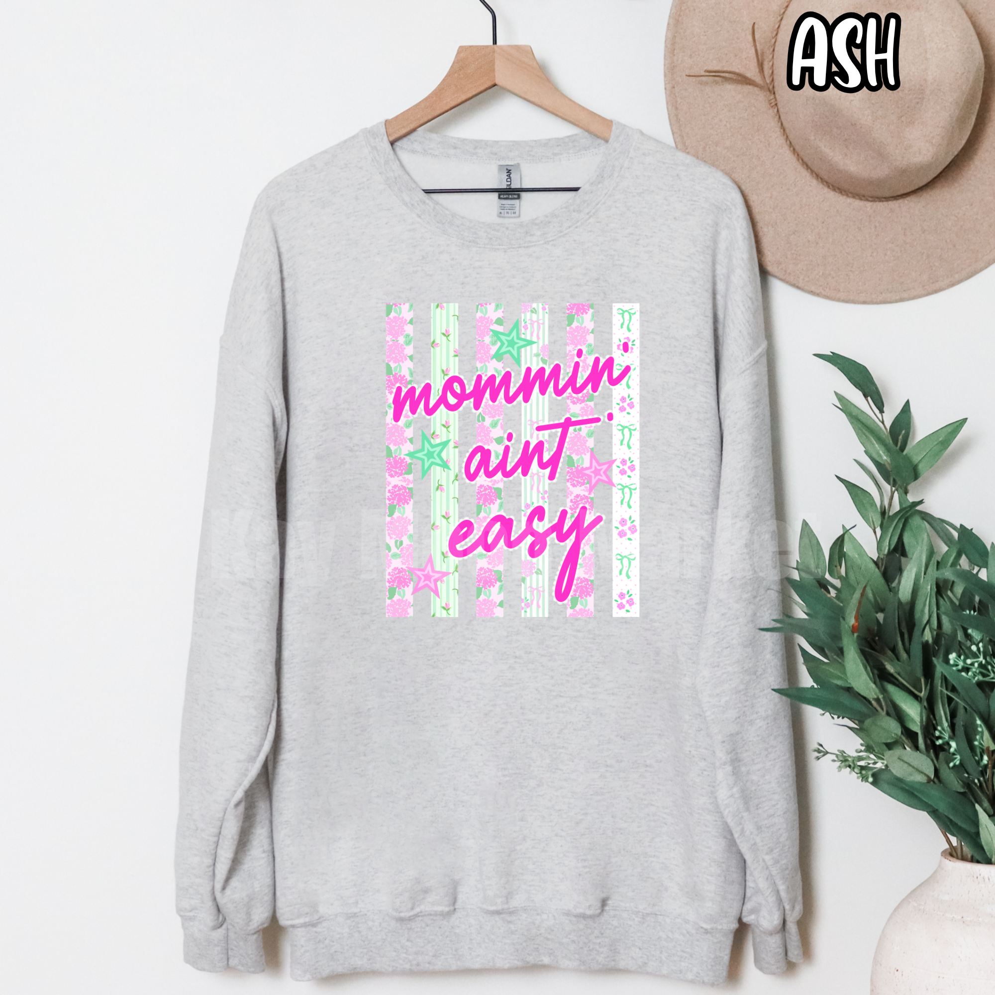 Mommin Ain't Easy - Floral Stripe Mom - T-shirt Sweatshirt