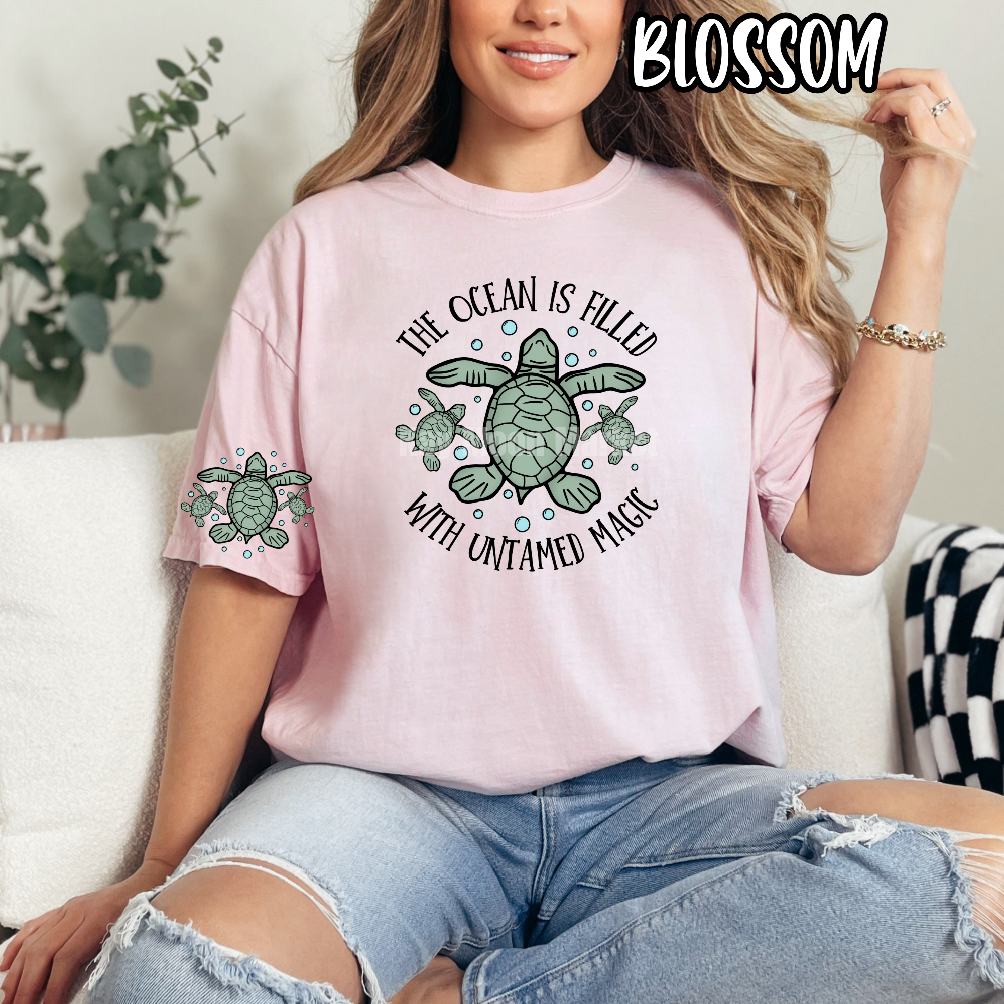 Ocean is filled with untamed magic - Turtle Summer - T-shirt Sweatshirt